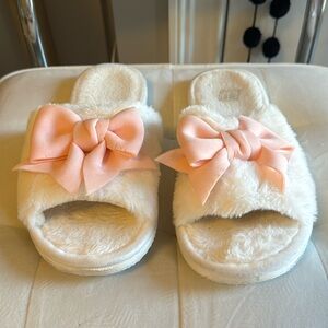 White fluffy slippers L